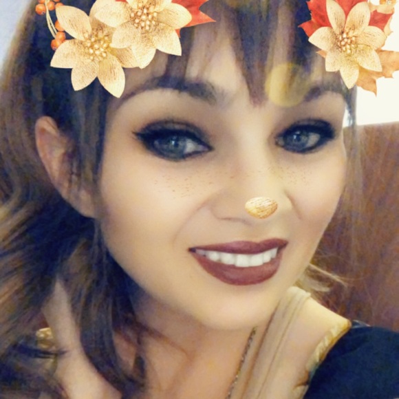 Meet your Posher, Celena - Picture 3 of 4